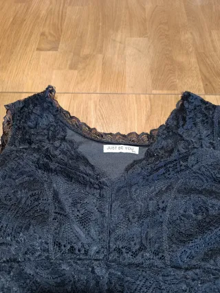 Camiseta exterior encaje negra