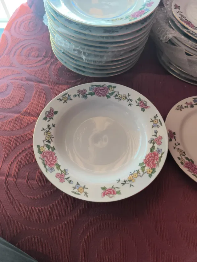 Louça de cerâmica com flores rosas