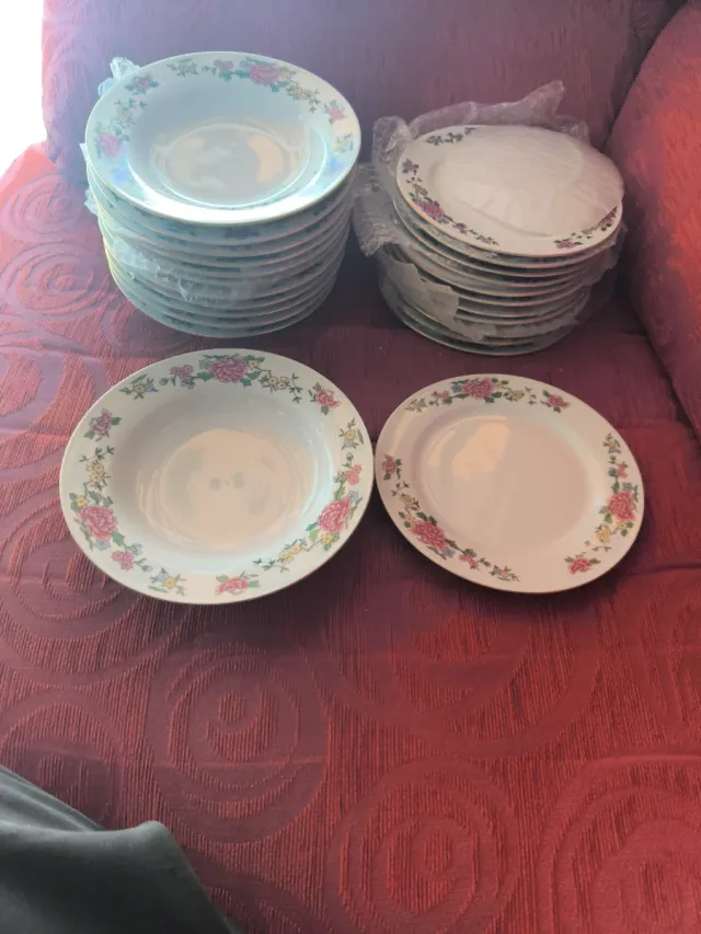 Louça de cerâmica com flores rosas