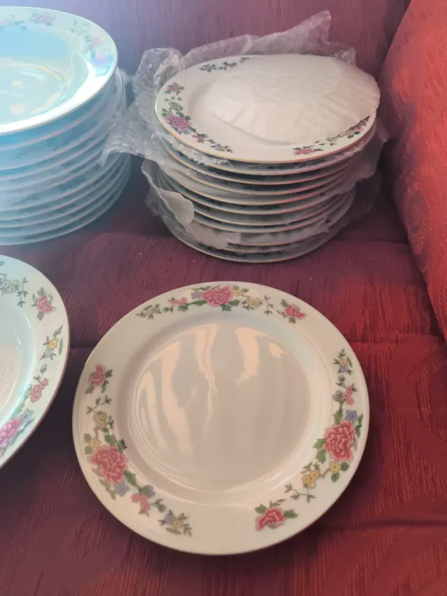 Louça de cerâmica com flores rosas