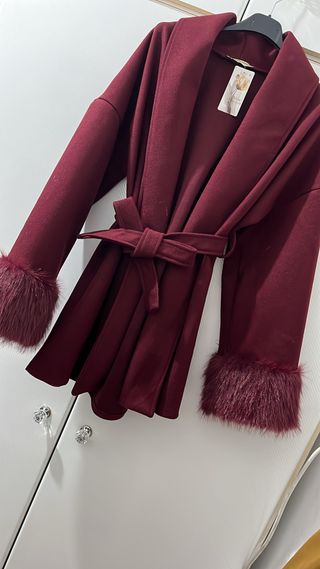 Abrigo con cinturón y puños de pelo