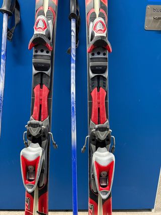 Esquís y bastones para esquiar