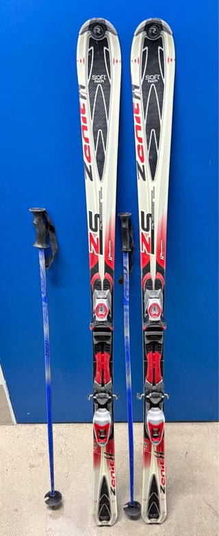 Esquís y bastones para esquiar