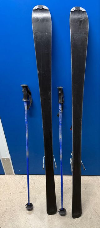 Esquís y bastones para esquiar