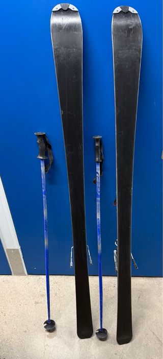 Esquís y bastones para esquiar