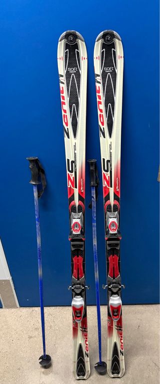 Esquís y bastones para esquiar