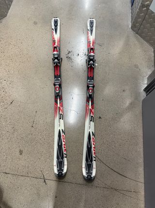 Esquís y bastones para esquiar