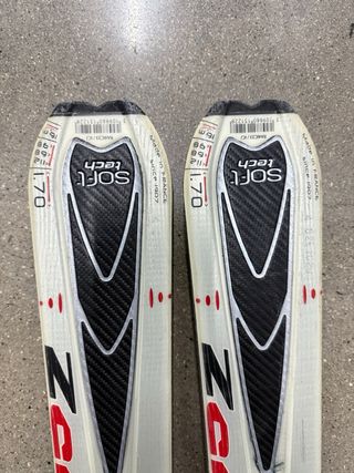 Esquís y bastones para esquiar