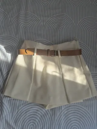 Falda pantalón crema con cinturón