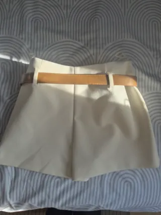 Falda pantalón crema con cinturón