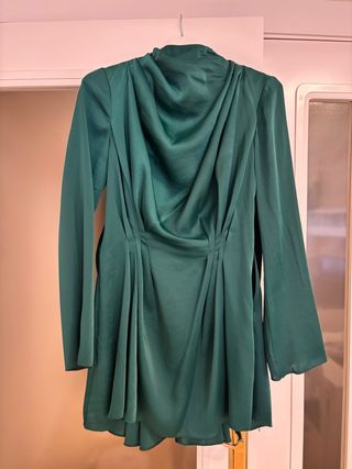 Vestido verde botella drapeado espalda abierta