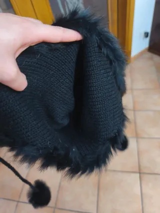 Cappellino in coniglio nero con pon pon