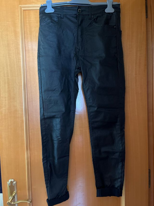 Pantalón negro efecto piel