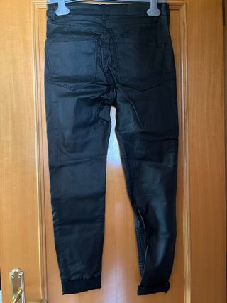 Pantalón negro efecto piel