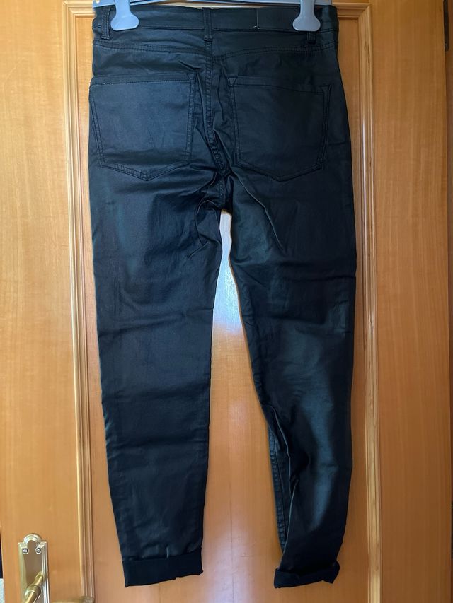 Pantalón negro efecto piel