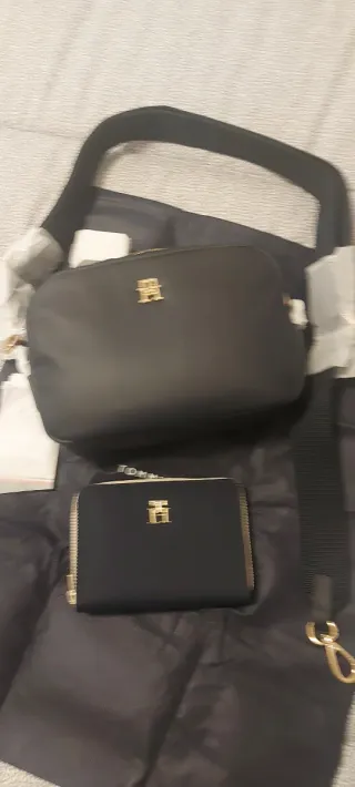 Set Tommy Hilfiger Borsa e Portafoglio Nero Oro