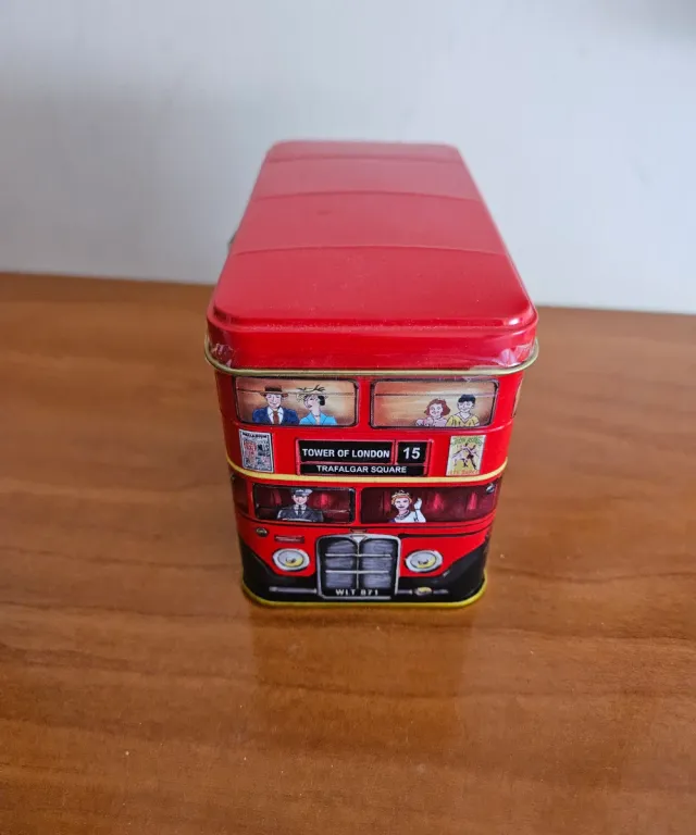 Hola    Caja metálica dorada con borde rojo