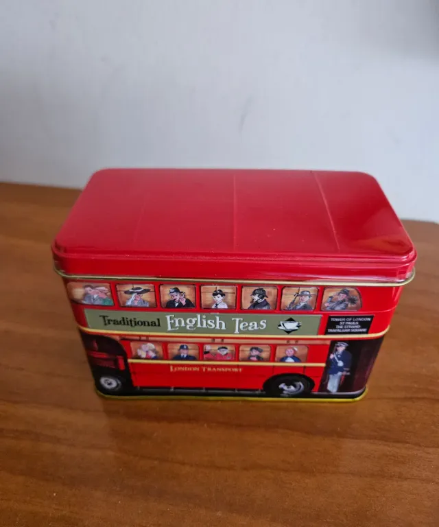 Hola    Caja metálica dorada con borde rojo