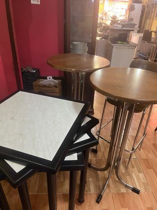 4 tavoli e 2 sgabelli