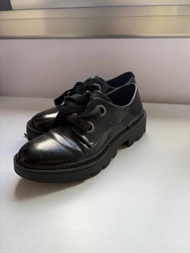 Zapatos negros con cordones aterciopelados