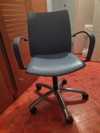 Escritorio de madera MALM + silla de regalo