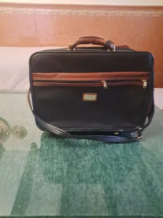 Maletín negro y marrón