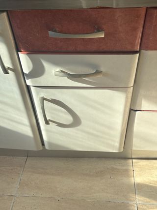 Muebles de cocina blancos y naranja