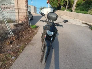 Yamaha MT-07 Negra con Baúl