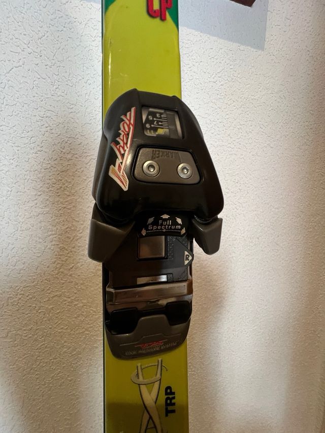 Lote Esquís Dynastar One y Kastle