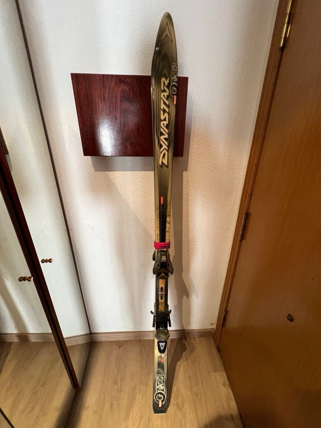 Lote Esquís Dynastar One y Kastle