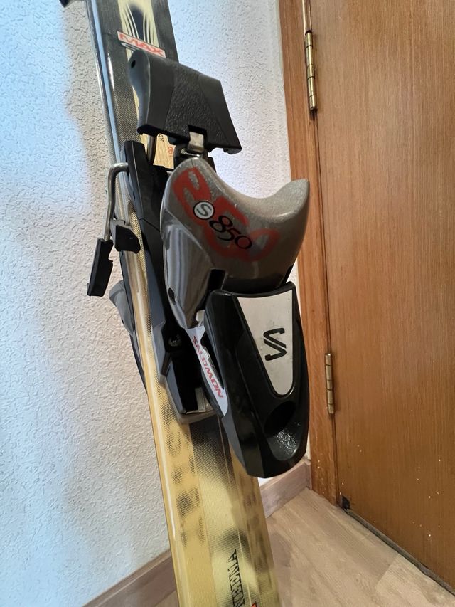 Lote Esquís Dynastar One y Kastle