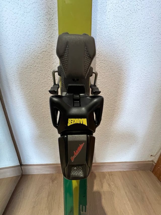 Lote Esquís Dynastar One y Kastle