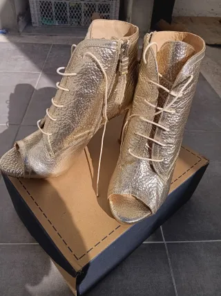 Botines dorados tacón abierto cordones