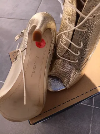 Botines dorados tacón abierto cordones