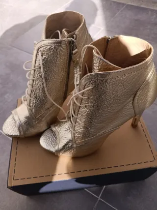 Botines dorados tacón abierto cordones