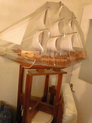 Maqueta de barco de madera