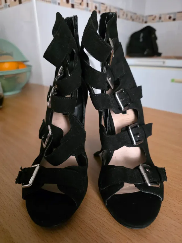 Botines negros abiertos con hebillas