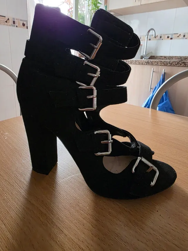 Botines negros abiertos con hebillas