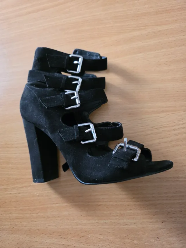 Botines negros abiertos con hebillas