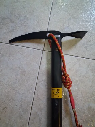 Piolet clásico alpinismo