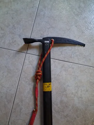 Piolet clásico alpinismo