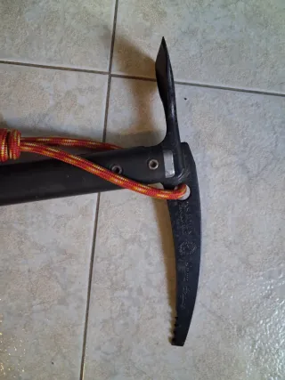 Piolet clásico alpinismo