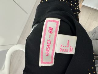 Blusa negra de seda con brillantes Versace for H&M