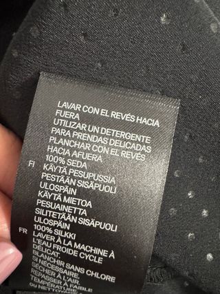 Blusa negra de seda con brillantes Versace for H&M