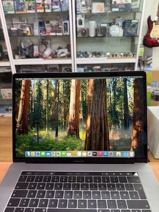 MacBook Pro 15” 2018 i9 32GB RAM 500GB SSD