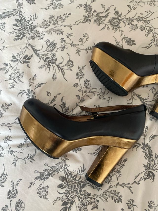 Zapatos tacón plataforma dorado y negro