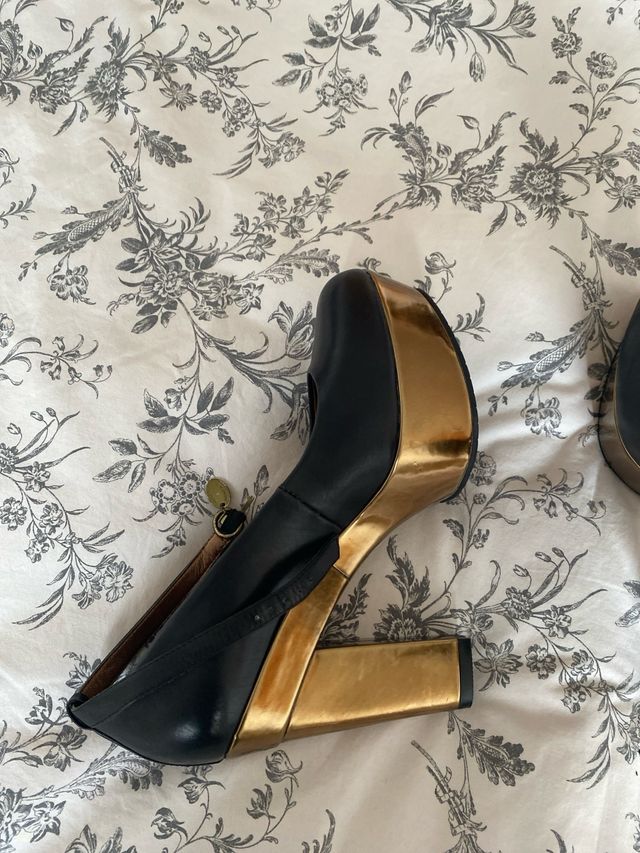 Zapatos tacón plataforma dorado y negro