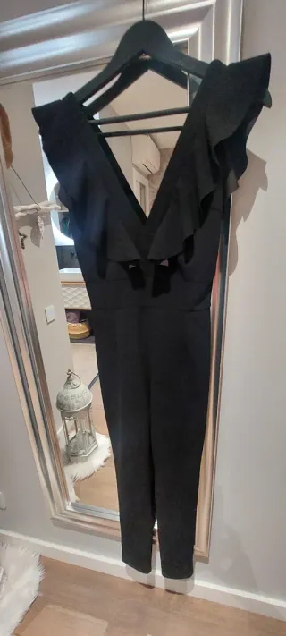 Mono negro elegante con volantes