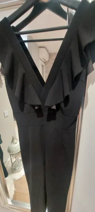 Mono negro elegante con volantes