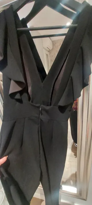 Mono negro elegante con volantes